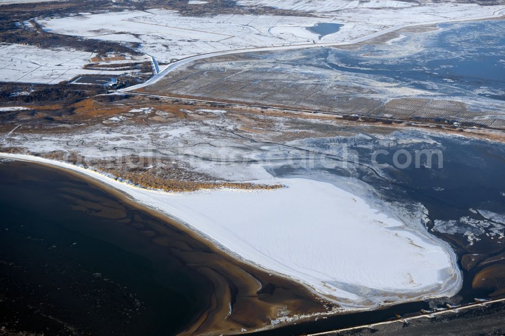 Aerial photograph Borkum - Wintry snowy beach landscape along the of North Sea in Borkum in the state Lower Saxony, Germany