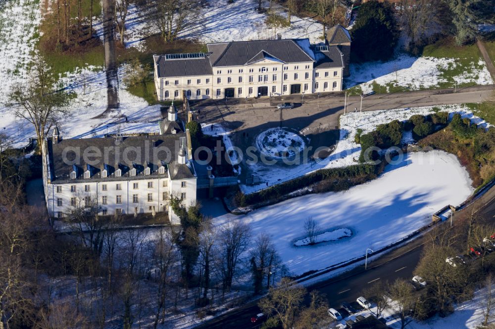 Aerial photograph Essen - Wintry snowy building complex in the park of the castle on street Schlossstrasse in the district Borbeck in Essen at Ruhrgebiet in the state North Rhine-Westphalia, Germany