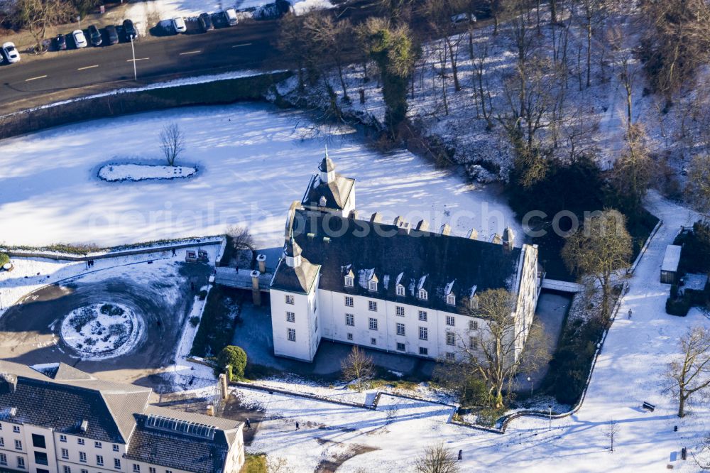 Aerial image Essen - Wintry snowy building complex in the park of the castle on street Schlossstrasse in the district Borbeck in Essen at Ruhrgebiet in the state North Rhine-Westphalia, Germany