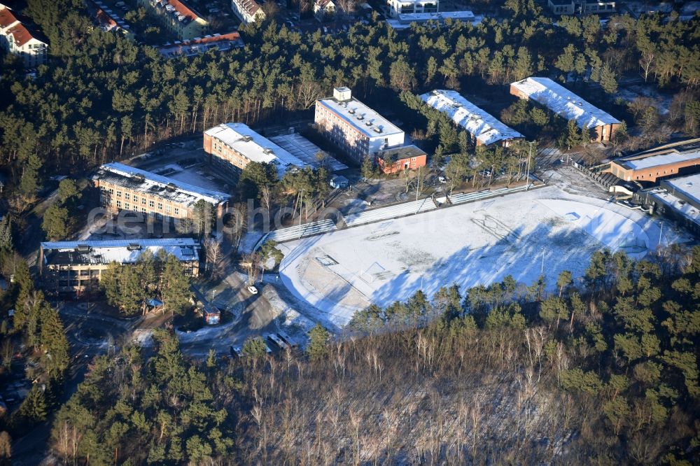 Aerial photograph Kleinmachnow - Wintry snowy School building of the BBIS Berlin Brandenburg International School GmbH in the district Metropolregion Berlin/Brandenburg in Kleinmachnow in the state Brandenburg