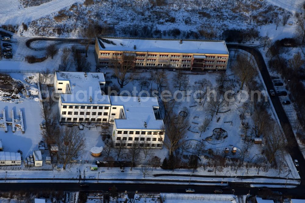 Berlin from above - Wintry snowy School building of the Freie Schule am Elsengrund und KITA Kindergarten Elsenstrasse in the district Mahlsdorf in Berlin