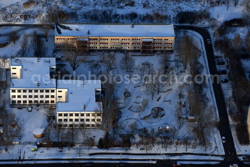 Berlin from the bird's eye view: Wintry snowy School building of the Freie Schule am Elsengrund und KITA Kindergarten Elsenstrasse in the district Mahlsdorf in Berlin