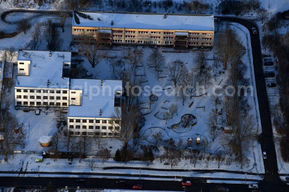 Aerial image Berlin - Wintry snowy School building of the Freie Schule am Elsengrund und KITA Kindergarten Elsenstrasse in the district Mahlsdorf in Berlin