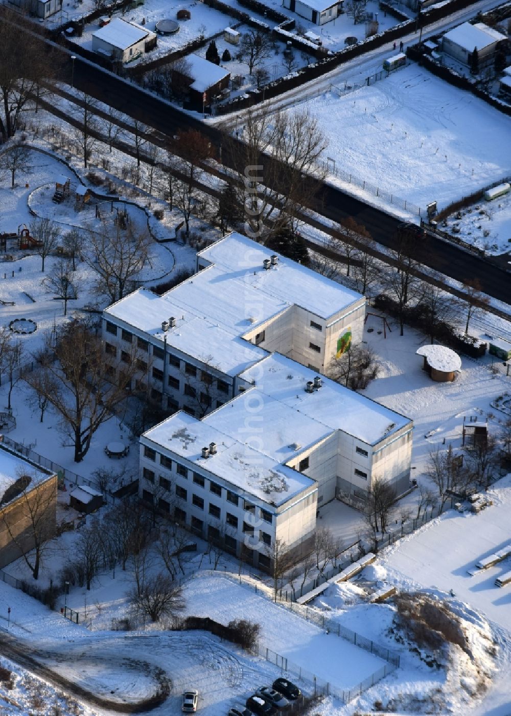 Aerial image Berlin - Wintry snowy School building of the Freie Schule am Elsengrund und KITA Kindergarten Elsenstrasse in the district Mahlsdorf in Berlin