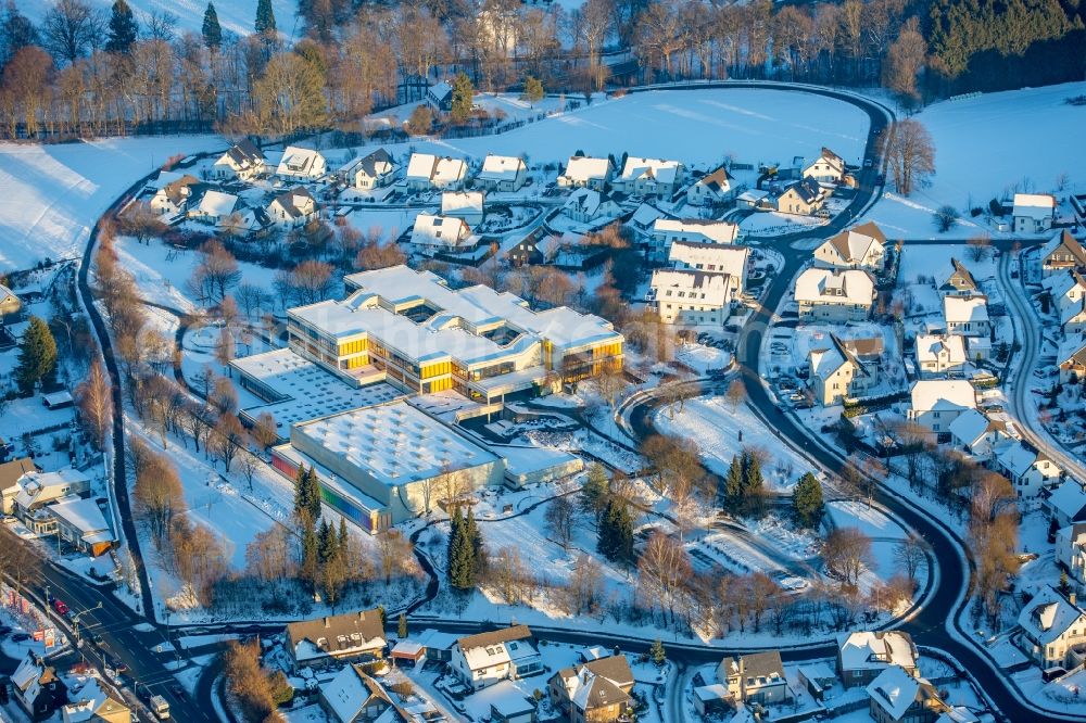 Aerial photograph Bestwig - Wintry snowy School building of the Realschule Bestwig Zum Schulzentrum in the district Ostwig in Bestwig in the state North Rhine-Westphalia