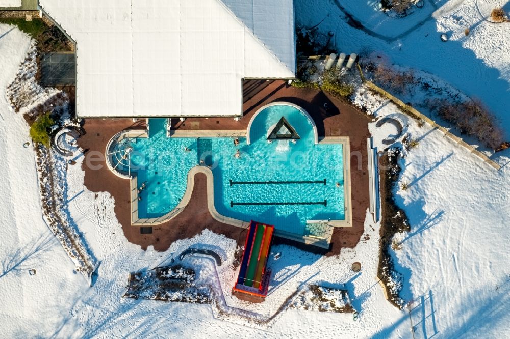 Aerial photograph Warstein - Wintry snowy swimming pool of the Allwetterbad Warstein on Lortzingstrasse in Warstein in the state North Rhine-Westphalia