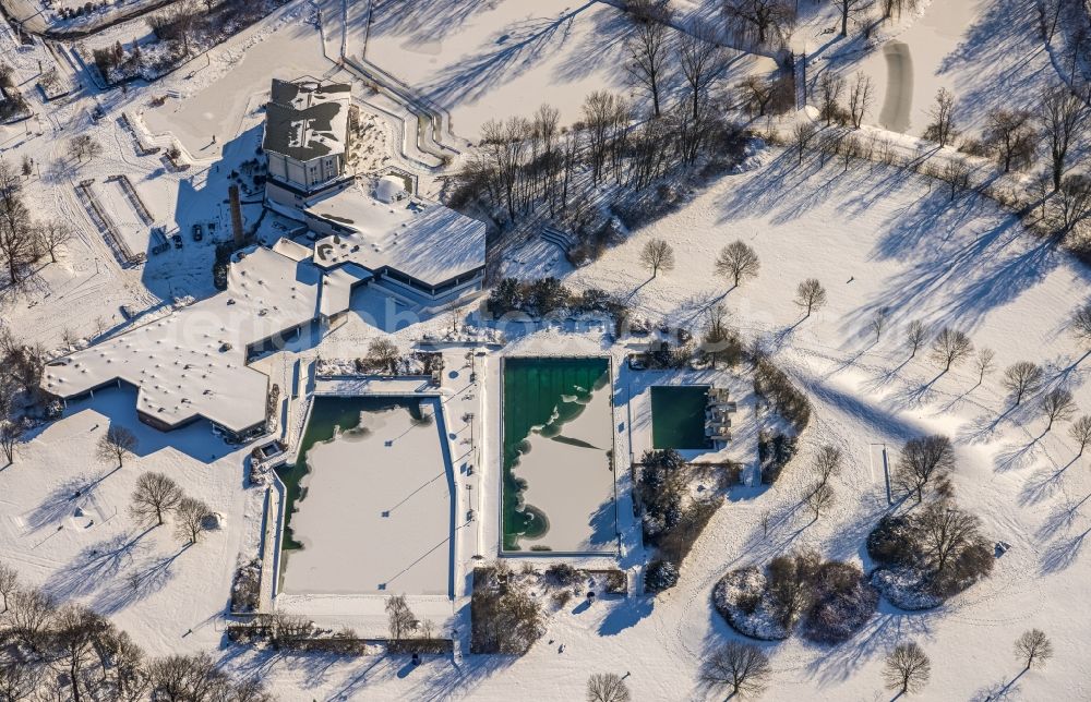 Aerial photograph Hamm - Wintry snowy swimming pool of the Freibad Selbachpark on Kamener Strasse in the district Pelkum in Hamm at Ruhrgebiet in the state North Rhine-Westphalia, Germany