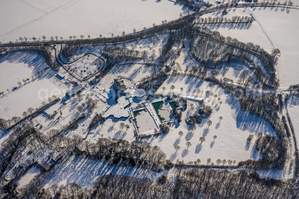 Aerial image Hamm - Wintry snowy swimming pool of the Freibad Selbachpark on Kamener Strasse in the district Pelkum in Hamm at Ruhrgebiet in the state North Rhine-Westphalia, Germany