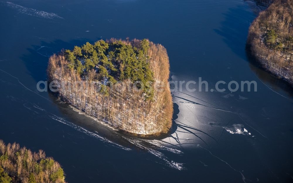 Duisburg from above - Wintry snowy lake island on the Haubachsee on the Sechs-Seen-Platte in the district Wedau in Duisburg in the Ruhr area in the state North Rhine-Westphalia, Germany