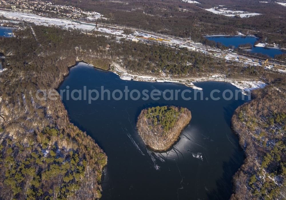 Duisburg from the bird's eye view: Wintry snowy lake island on the Haubachsee on the Sechs-Seen-Platte in the district Wedau in Duisburg in the Ruhr area in the state North Rhine-Westphalia, Germany