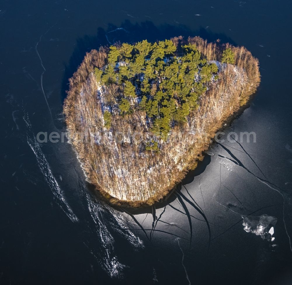 Aerial image Duisburg - Wintry snowy lake island on the Haubachsee on the Sechs-Seen-Platte in the district Wedau in Duisburg in the Ruhr area in the state North Rhine-Westphalia, Germany