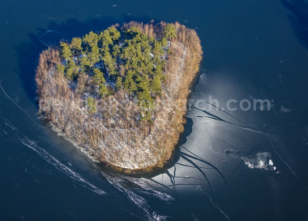 Aerial photograph Duisburg - Wintry snowy lake island on the Haubachsee on the Sechs-Seen-Platte in the district Wedau in Duisburg in the Ruhr area in the state North Rhine-Westphalia, Germany