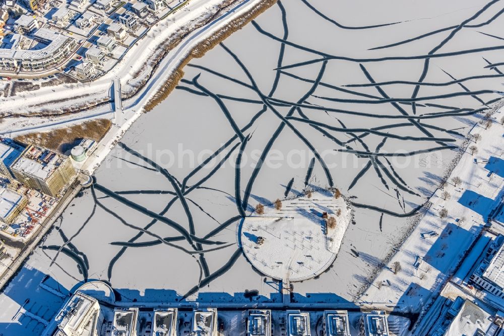 Aerial photograph Dortmund - Wintry snowy lake Island on the Plateau on Phoenixsee in the district Hoerde in Dortmund in the state North Rhine-Westphalia, Germany