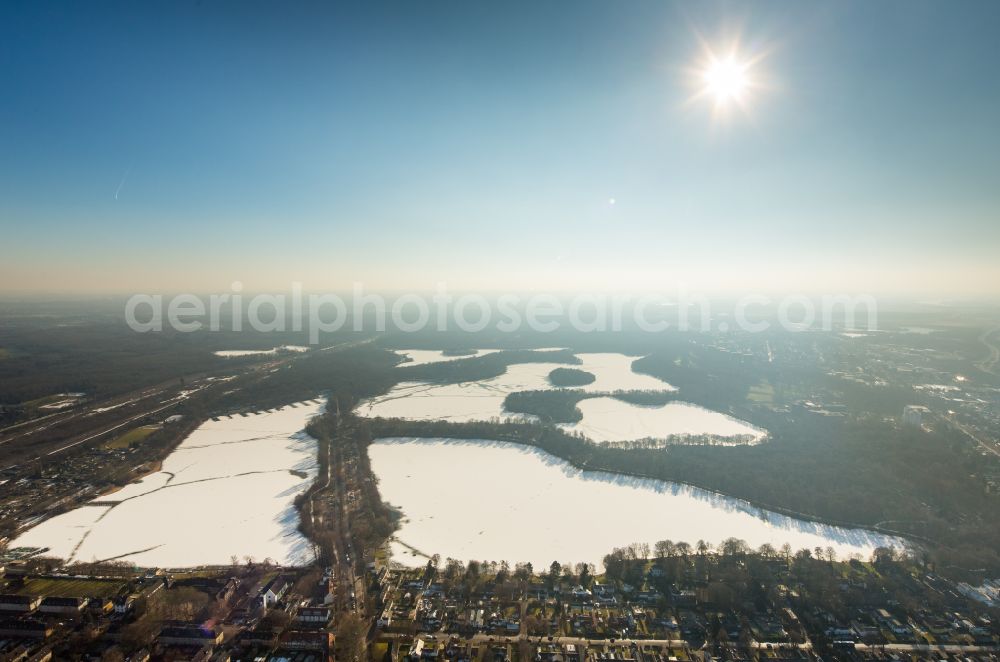 Duisburg from above - Wintry snowy Waterfront landscape on the lake Sechs-Seen-Platte in the district Wedau in Duisburg at Ruhrgebiet in the state North Rhine-Westphalia, Germany