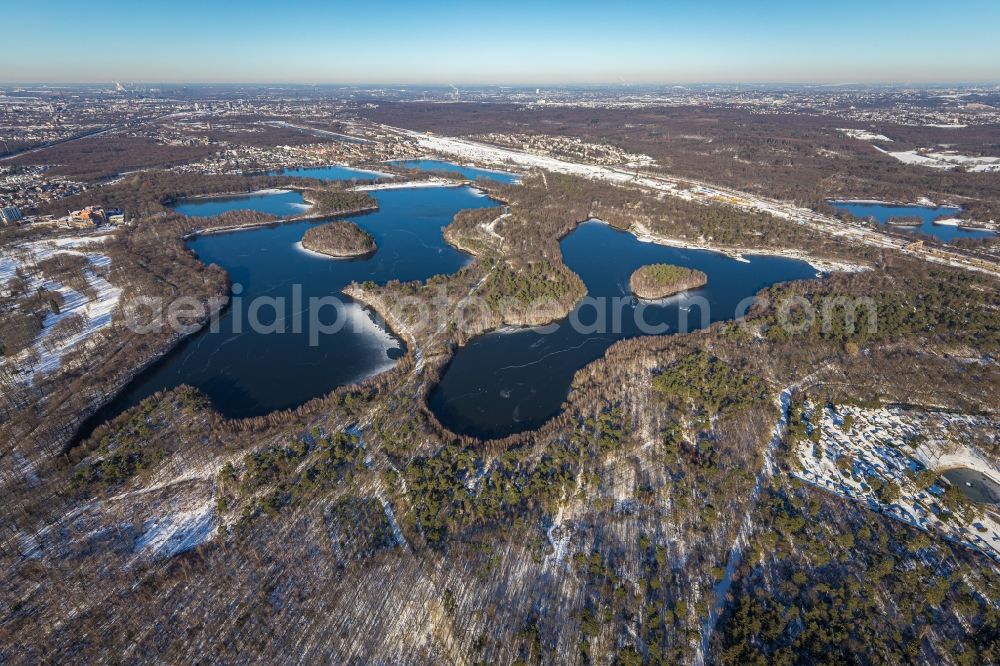 Aerial image Duisburg - Wintry snowy waterfront landscape on the lake of Sechs-Seen-Platte in the district Wedau in Duisburg in the state North Rhine-Westphalia, Germany