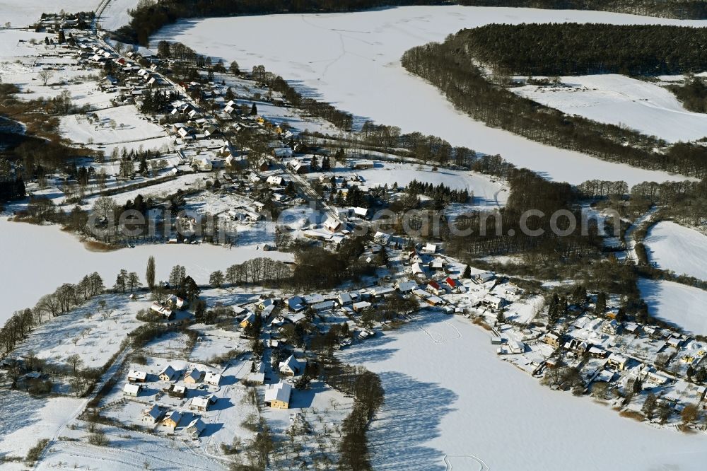 Aerial image Carwitz - Wintry snowy waterfront landscape on the lake Carvitzer See in Feldberger Seenlandschaft in Carwitz in the state Mecklenburg - Western Pomerania, Germany