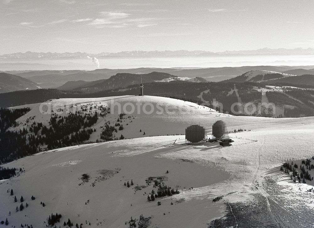 Feldberg (Schwarzwald) from the bird's eye view: Wintry snowy crest of the mountain range Feldberg with the ACE-High NATO Troposcatter link station AFEZ ( Allied Command Europe ) in Feldberg (Schwarzwald) in the state Baden-Wurttemberg, Germany. The antennas were rebuildt in 1998