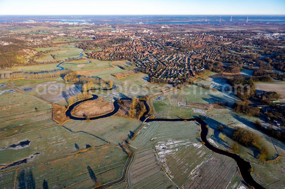 Stade from the bird's eye view: Autumnal discolored vegetation view meandering, serpentine curve of a river Schwinge in Stade in the state Lower Saxony, Germany