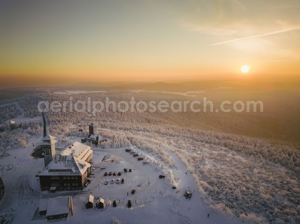 Aerial photograph Oberwiesenthal - Wintry snowy ski lifts and towers on the hilltop of Fichtelbergbahn at Oberwiesenthal in Saxony