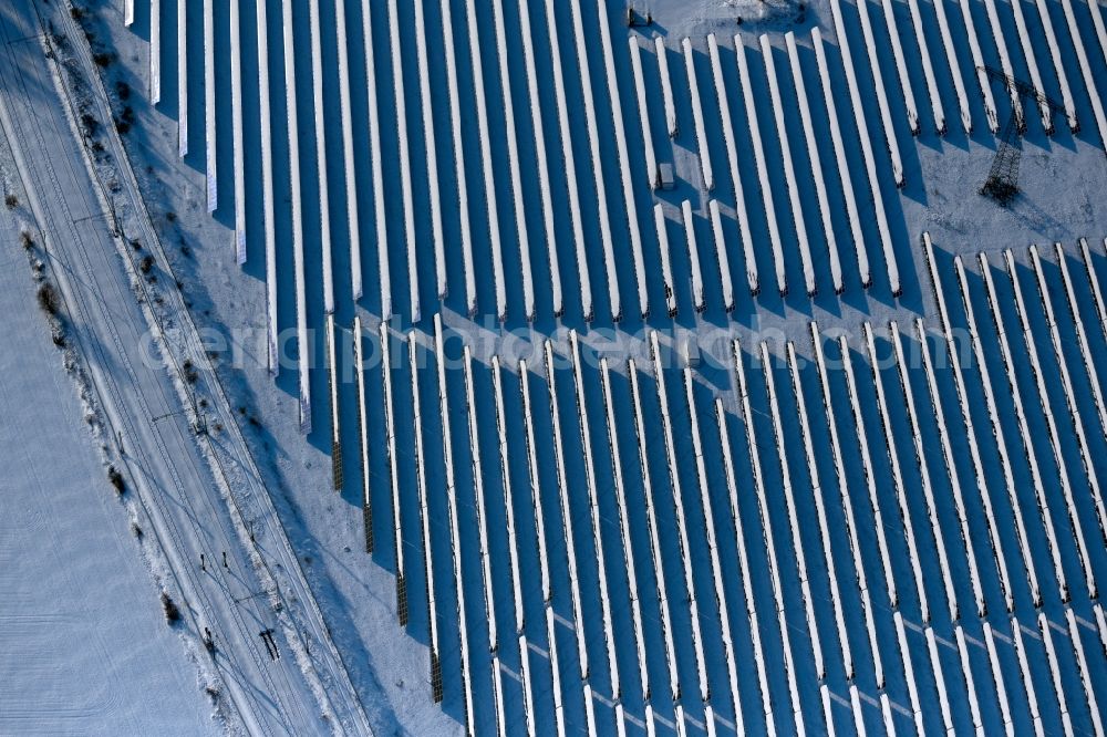 Aerial image Kelbra (Kyffhäuser) - Wintry snowy rows of panels of a solar power plant and photovoltaic system on a on Eichenweg field in the district Thuerungen in Kelbra (Kyffhaeuser) in the state Saxony-Anhalt, Germany