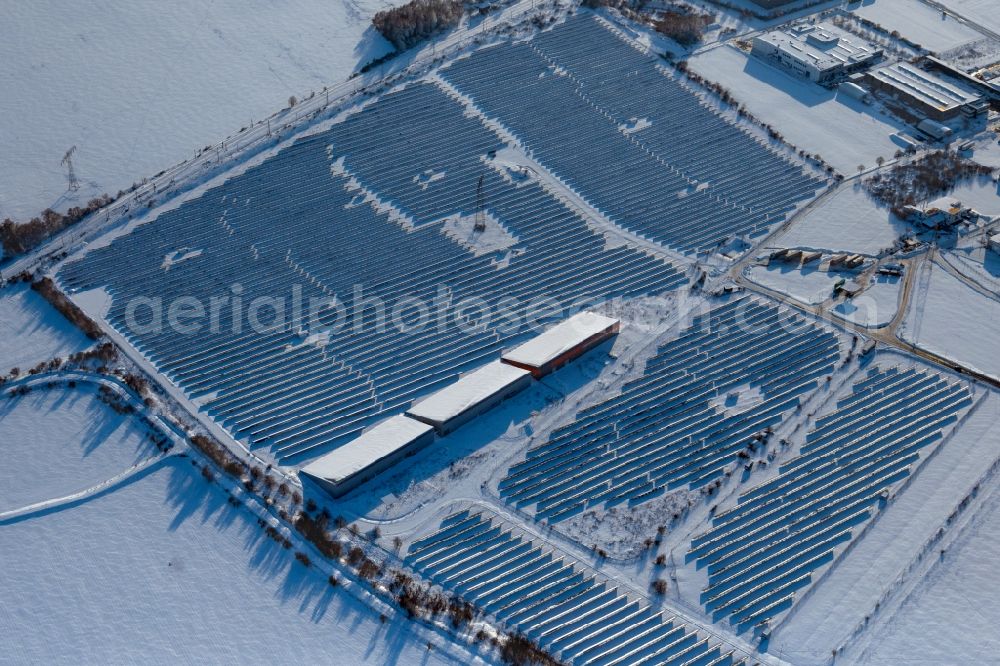 Aerial photograph Kelbra (Kyffhäuser) - Wintry snowy rows of panels of a solar power plant and photovoltaic system on a on Eichenweg field in the district Thuerungen in Kelbra (Kyffhaeuser) in the state Saxony-Anhalt, Germany
