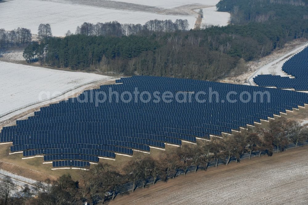 Aerial image Werneuchen - Wintry snowy Panel rows of photovoltaic and solar farm or solar power plant Freienwalder Chaussee in the district Stienitzaue in Werneuchen in the state Brandenburg