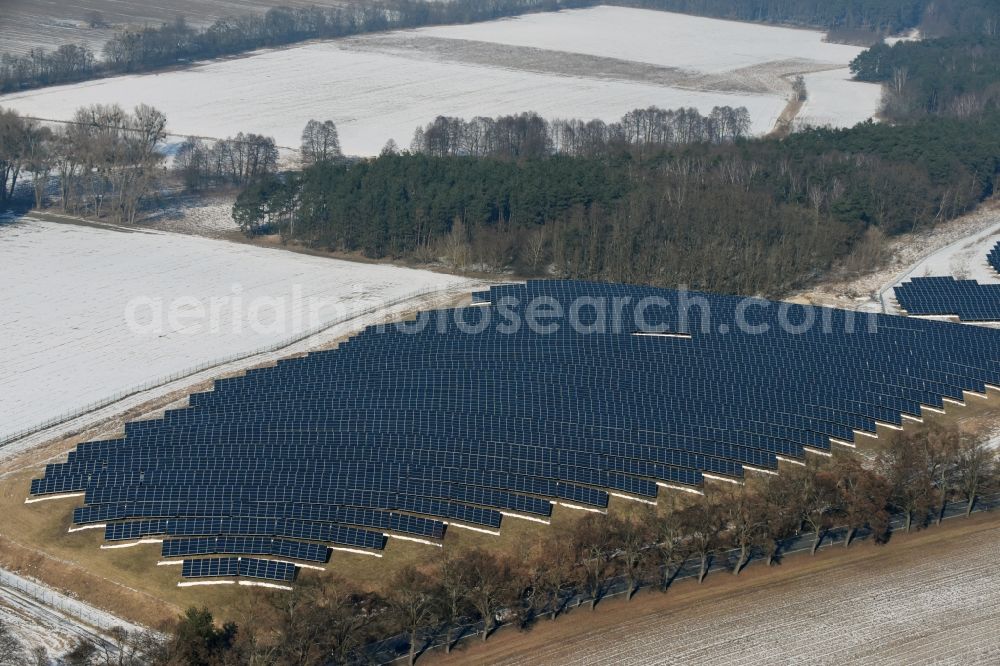 Aerial photograph Werneuchen - Wintry snowy Panel rows of photovoltaic and solar farm or solar power plant Freienwalder Chaussee in the district Stienitzaue in Werneuchen in the state Brandenburg