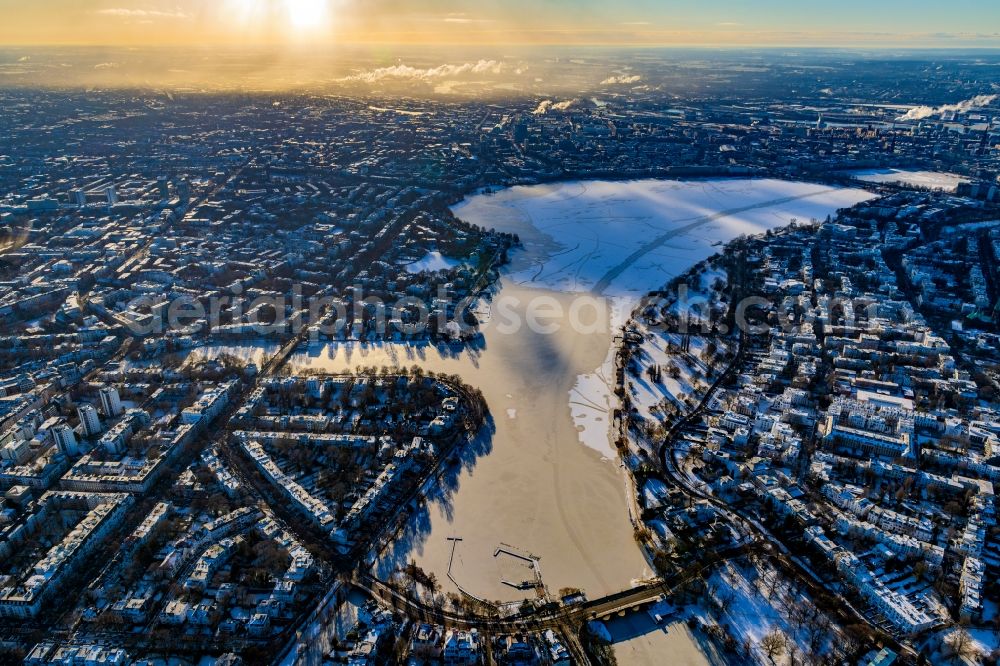 Hamburg from the bird's eye view: Winterly frozen Alster over the banks of the Outer Alster lake area in the city center in Hamburg