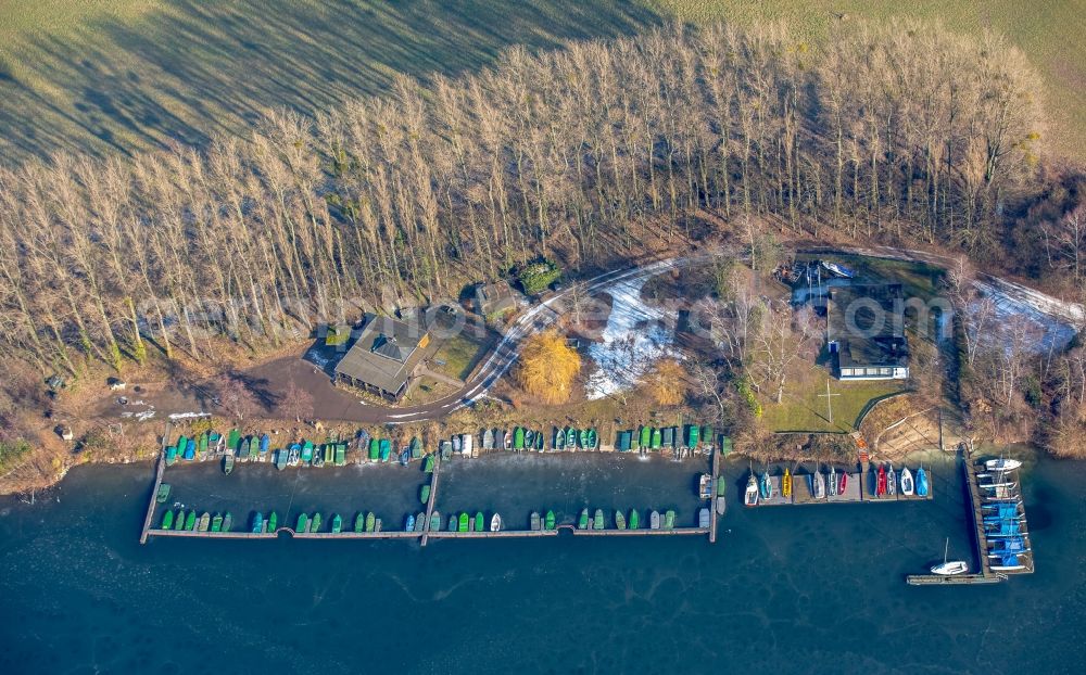 Aerial photograph Duisburg - Wintry snowy Pleasure boat marina with docks and moorings on the shore area Rahmer See in the district Grossenbaum in Duisburg in the state North Rhine-Westphalia