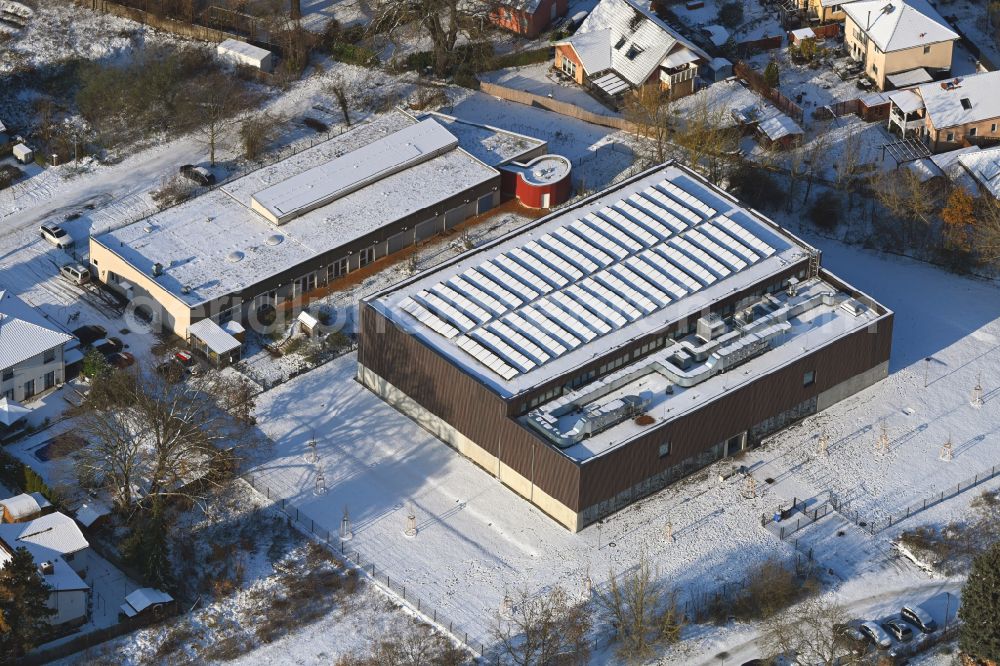 Aerial photograph Berlin - Wintry snowy sports hall Typensporthalle (TSH) on street Heerstrasse - Bergedorfer Strasse in the district Kaulsdorf in Berlin, Germany