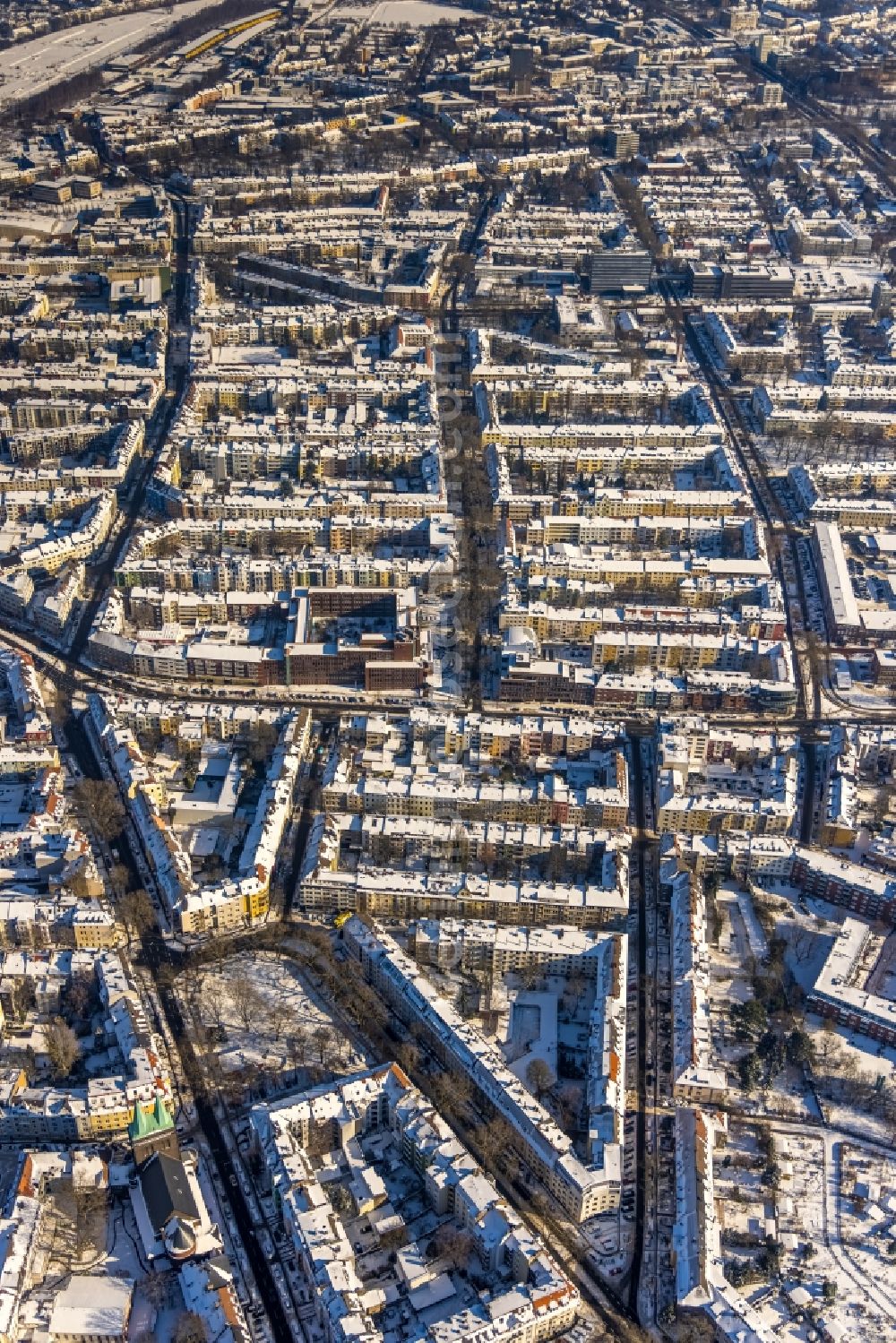 Dortmund from the bird's eye view: Wintry snowy cityscape of the district along the Landgrafenstrasse in the district Ruhrallee in Dortmund at Ruhrgebiet in the state North Rhine-Westphalia, Germany