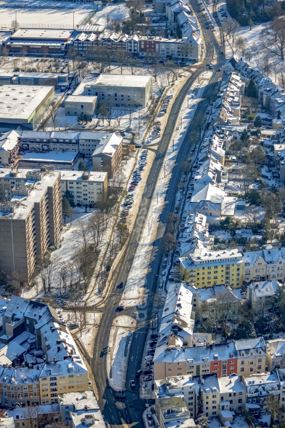 Mülheim an der Ruhr from the bird's eye view: Wintry snowy city view on down town along the Kaiserstrasse in Muelheim on the Ruhr at Ruhrgebiet in the state North Rhine-Westphalia, Germany