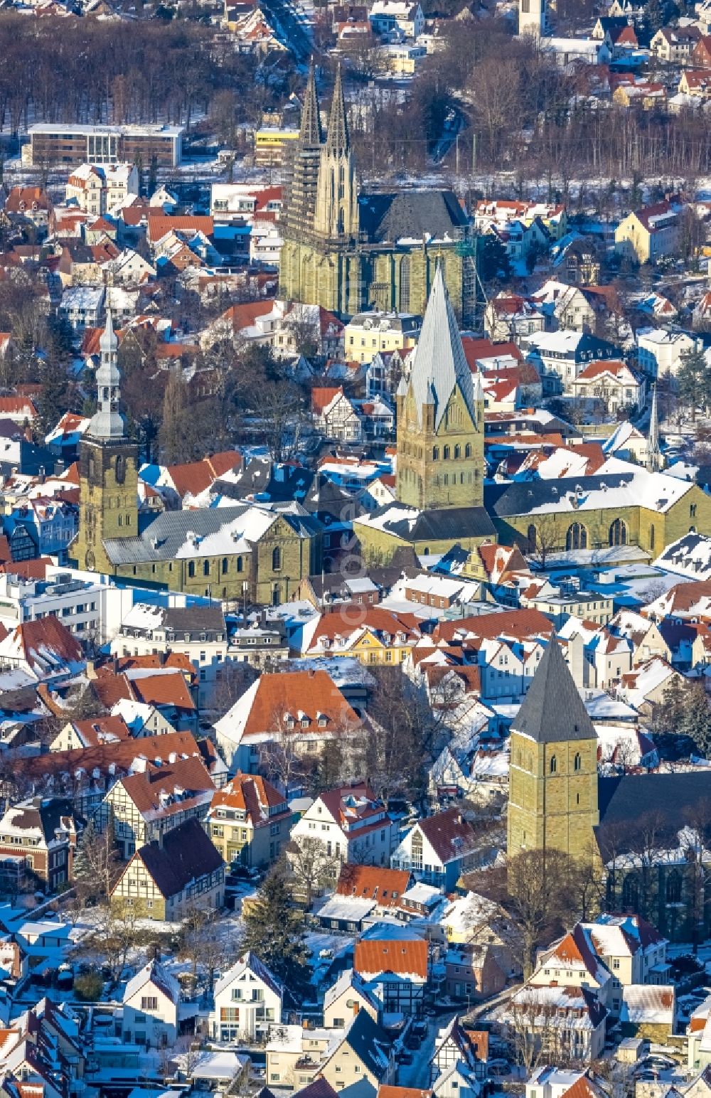 Soest from the bird's eye view: Winter snow-covered city view of the inner city area with churches in Soest in the state North Rhine-Westphalia, Germany