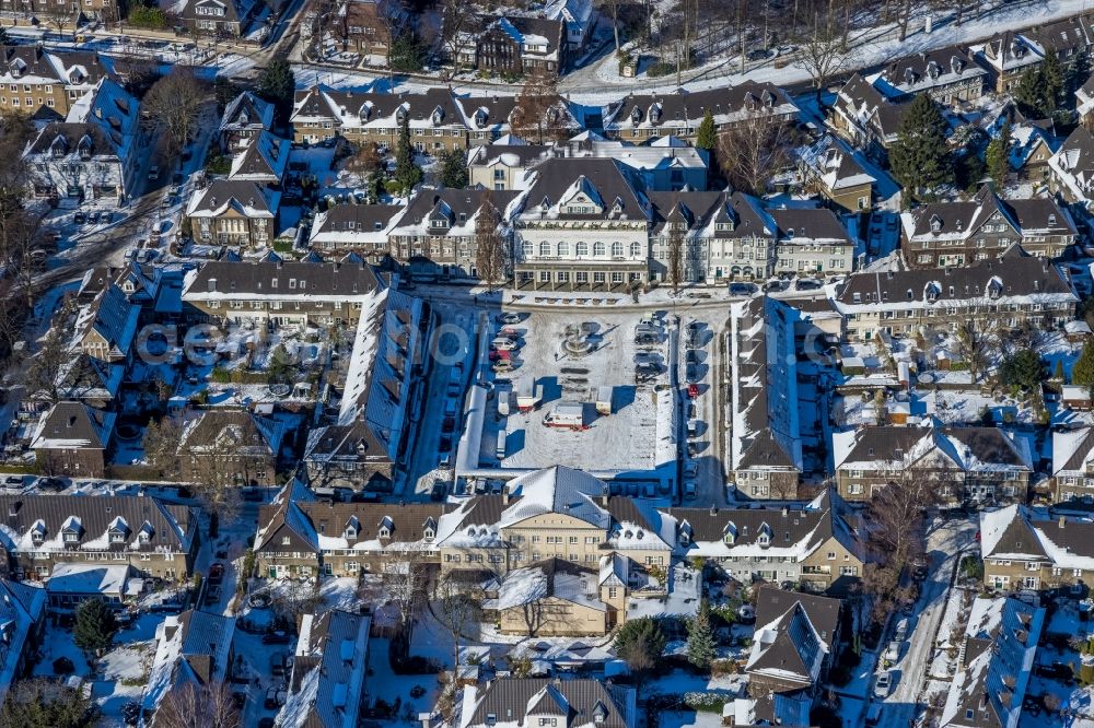 Aerial photograph Essen - Wintry snowy city view of the inner city area around the small market in the Margarethehoehe district of Essen in the state of North Rhine-Westphalia