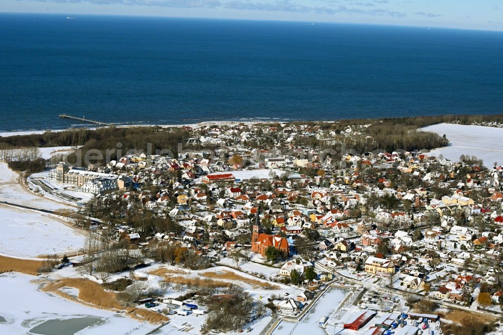 Aerial photograph Wustrow - Wintry snowy city view on sea coastline of Baltic Sea in Wustrow in the state Mecklenburg - Western Pomerania, Germany