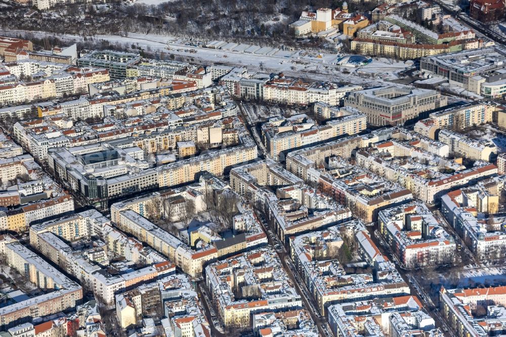 Aerial image Berlin - Wintry snowy cityscape of the district along the Frankfurter Allee in the district Friedrichshain in Berlin, Germany