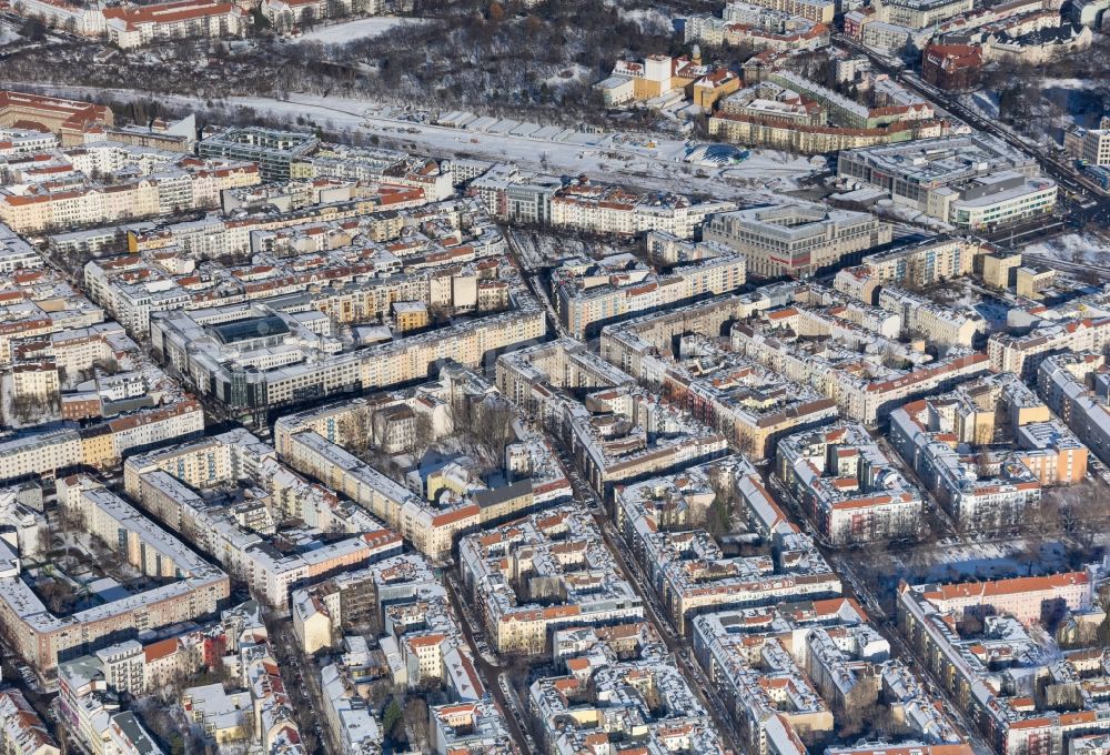 Aerial photograph Berlin - Wintry snowy cityscape of the district along the Frankfurter Allee in the district Friedrichshain in Berlin, Germany