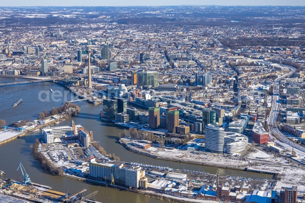 Aerial photograph Düsseldorf - Wintry snowy city view on the river bank of Rhein on Medienhafen in Duesseldorf in the state North Rhine-Westphalia, Germany