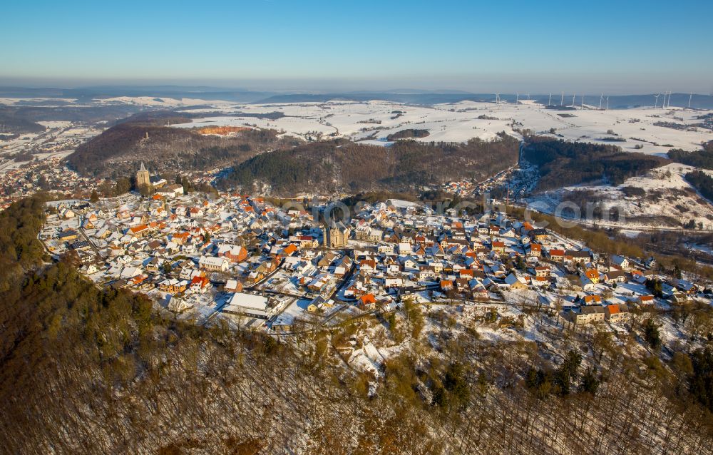 Aerial photograph Marsberg - Wintry snowy urban area with outskirts and inner city area on the edge of agricultural fields and arable land in Marsberg at Sauerland in the state North Rhine-Westphalia, Germany