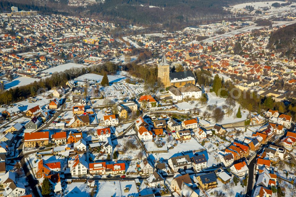 Aerial photograph Marsberg - Wintry snowy urban area with outskirts and inner city area on the edge of agricultural fields and arable land in Marsberg at Sauerland in the state North Rhine-Westphalia, Germany