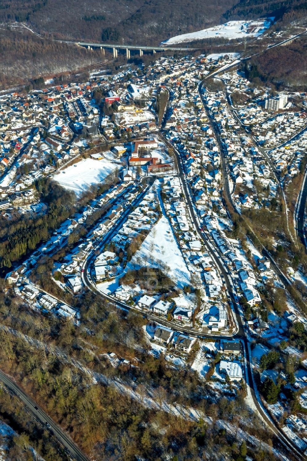 Aerial photograph Arnsberg - Wintry snowy Outskirts residential in the district Wennigloh in Arnsberg in the state North Rhine-Westphalia