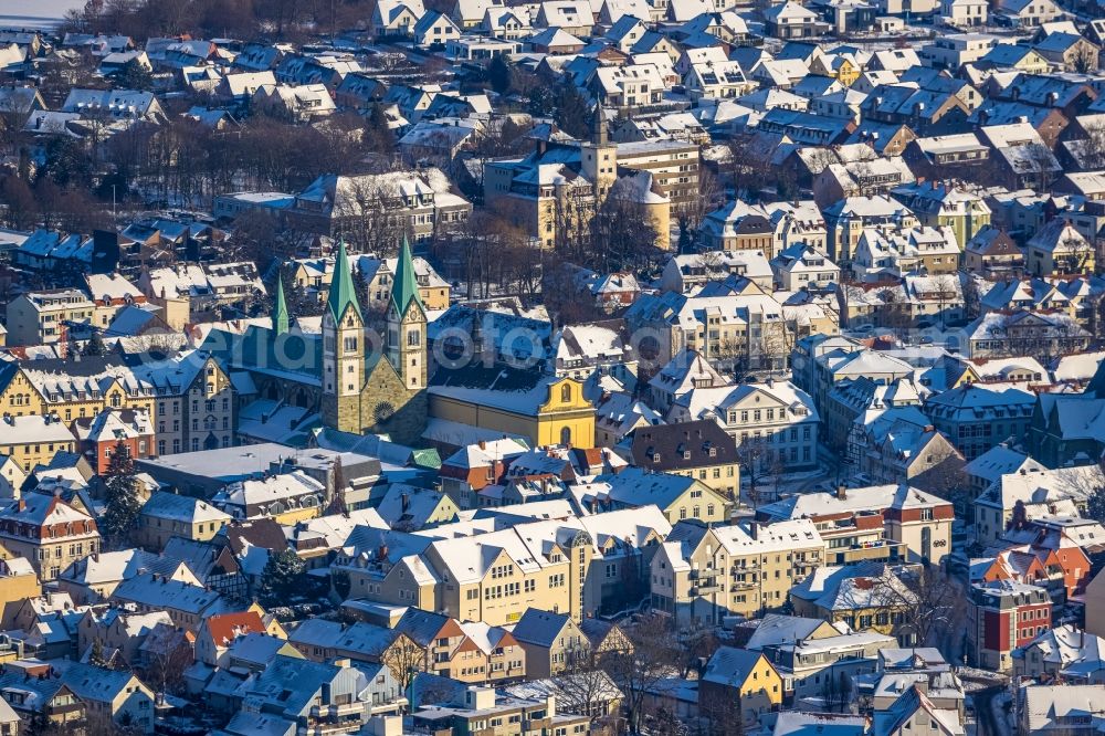 Werl from the bird's eye view: Wintry snowy the city center in the downtown area with the pilgrimage basilica Mariae Heimsuchung on Walburgisstrasse in Werl at Ruhrgebiet in the state North Rhine-Westphalia, Germany