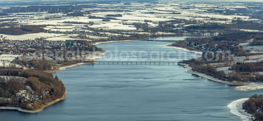 Aerial photograph Möhnesee - Winter snow-covered reservoirs and shore areas at the frozen reservoir Moehnsee in Moehnesee in the Sauerland in the state of North Rhine-Westphalia, Germany