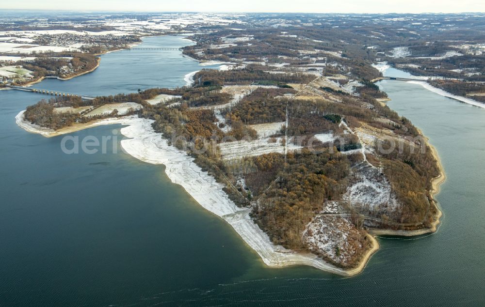 Aerial image Möhnesee - Winter snow-covered reservoirs and shore areas at the frozen reservoir Moehnsee in Moehnesee in the Sauerland in the state of North Rhine-Westphalia, Germany