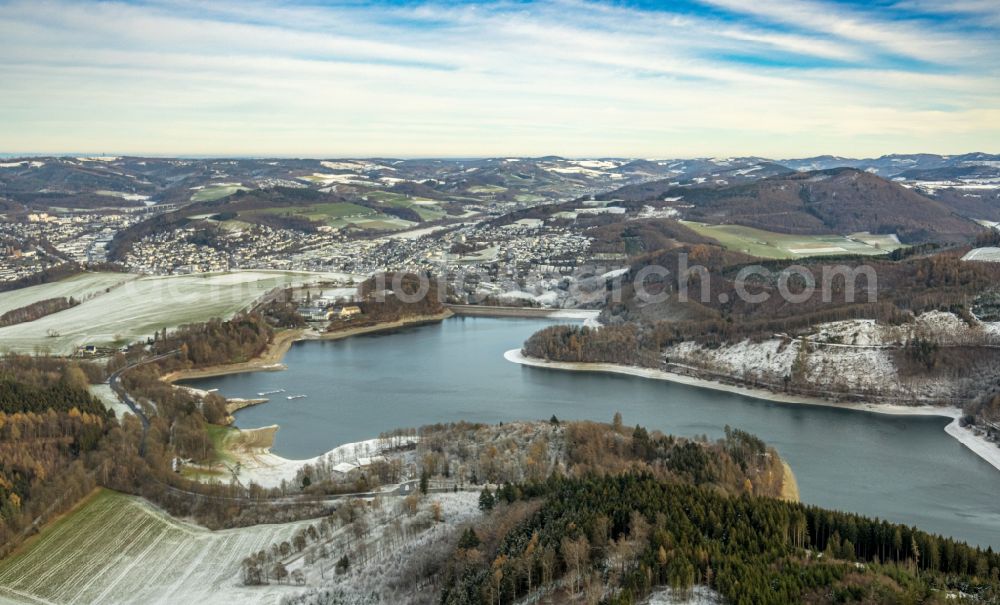 Aerial photograph Möhnesee - Winter snow-covered reservoirs and shore areas at the frozen reservoir Moehnsee in Moehnesee in the Sauerland in the state of North Rhine-Westphalia, Germany