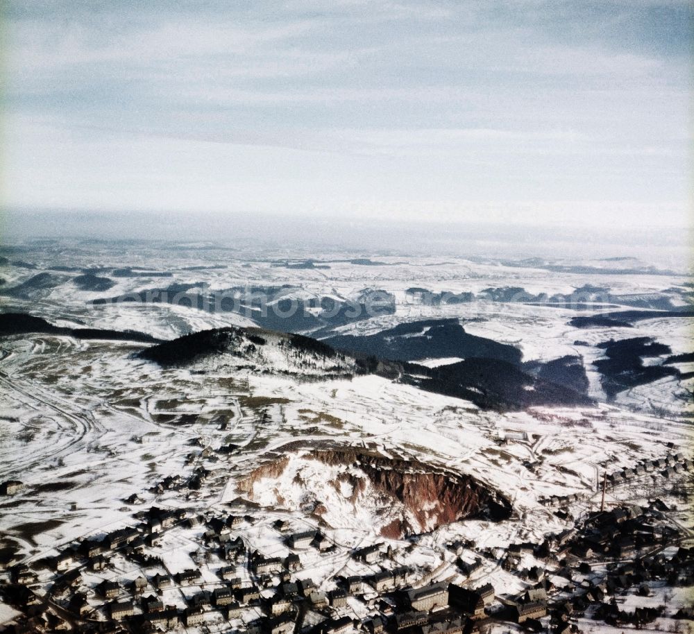 Geyer from the bird's eye view: Wintry snowy Unused renatured quarry An of Binge in Geyer in the state Saxony, Germany