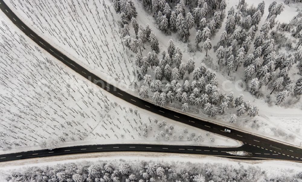 Aerial photograph Altlastenberg - Wintry snowy street - road guidance of mit Gabelung Hochsauerland Hoehenstrasse in Altastenberg at Sauerland in the state North Rhine-Westphalia, Germany