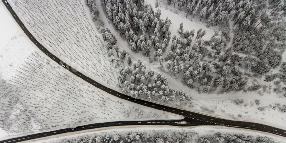 Altlastenberg from the bird's eye view: Wintry snowy street - road guidance of mit Gabelung Hochsauerland Hoehenstrasse in Altastenberg at Sauerland in the state North Rhine-Westphalia, Germany