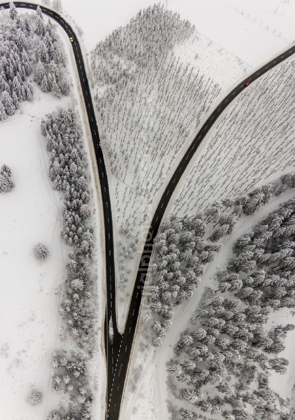 Aerial photograph Altlastenberg - Wintry snowy street - road guidance of mit Gabelung Hochsauerland Hoehenstrasse in Altastenberg at Sauerland in the state North Rhine-Westphalia, Germany