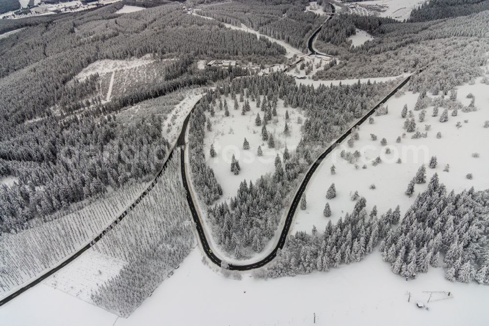 Altlastenberg from the bird's eye view: Wintry snowy street - road guidance of Hochsauerland Hoehenstrasse and the L540 road in Altastenberg at Sauerland in the state North Rhine-Westphalia, Germany